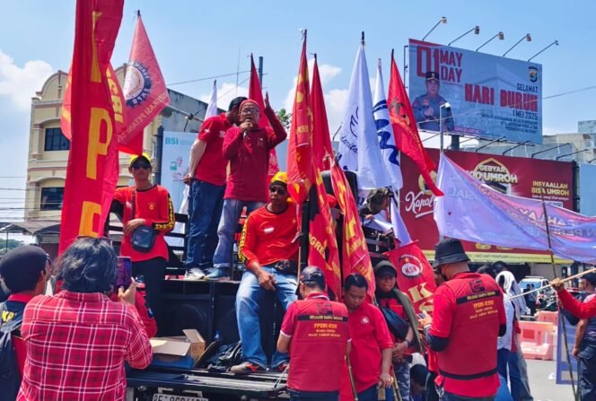 
					May Day Lampung : Ratusan Massa Desak Upah Minimum Nasional Rp4 Juta dan Cabut UU Kontroversial