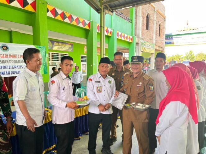 
					Program Prioritas Nasional Hadir di MIN 1 Pesawaran: 884 Siswa Terima Makanan Bergizi
