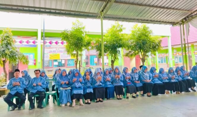 
					Evaluasi Akhir Semester, MIN 1 Pesawaran Bagikan Rapor ke Siswa