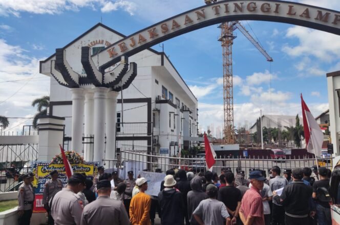 Gelar Aksi di Kejati, Simpul Desak APH Tangkap Pemilik SPBU TUBA