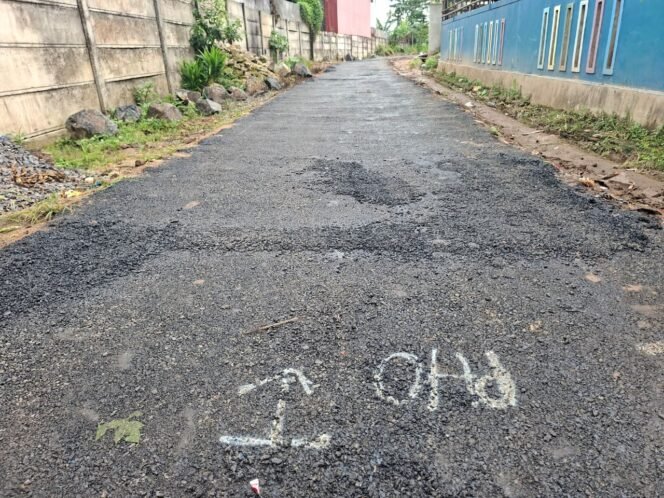 
					Diduga! Kontraktor Main Curang, Proyek Jalan Kampung Sukajadi Sukabumi Indah Dikerjakan Asal Jadi