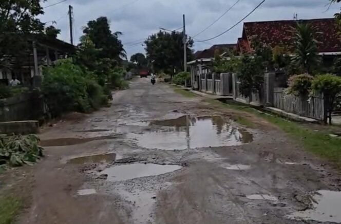 
					Rusak Parah! 15 Tahun Jalan Poros Kelurahan Di Lampung Tengah Terabaikan