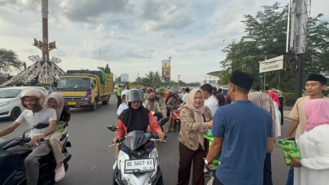 
					Berbagi di Bulan Suci, SPPG Dapur Twin Bagikan 1.000 Takjil untuk Warga Kotabumi